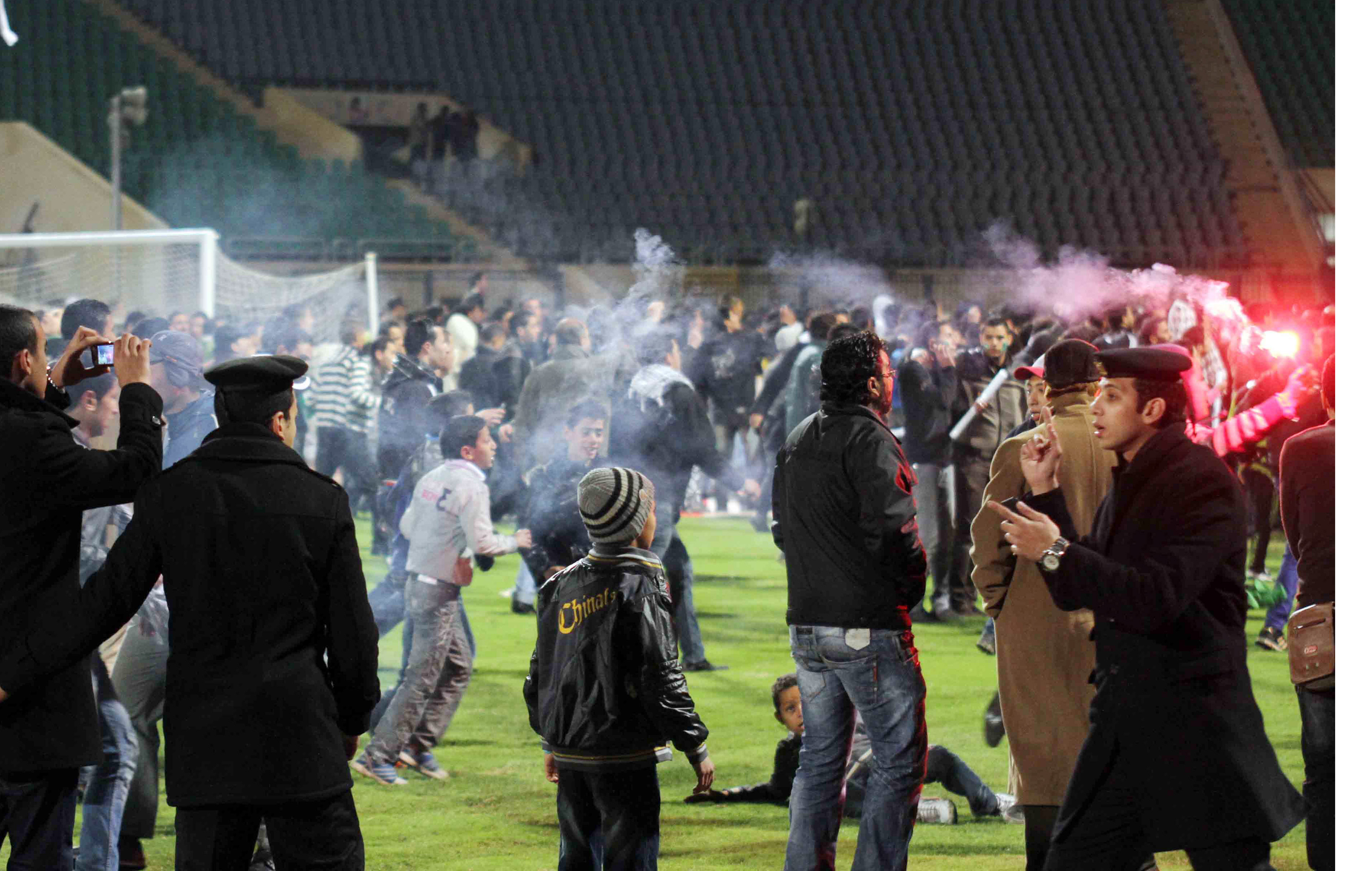 Matchen mellan Al-Masry och Al-Ahly fick ett tragiskt slut. Efter slutsignalen  stormade hemmalagets supportrar planen och gick till attack mot motståndarnas spelare och fans.