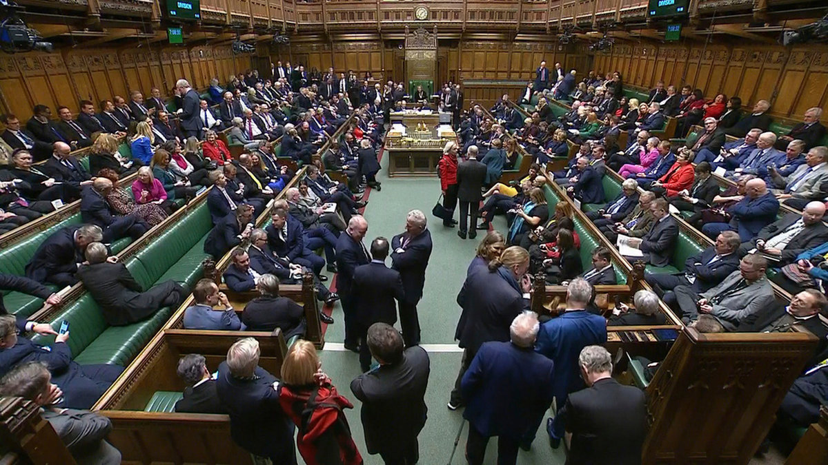 Det brittiska underhuset under tidig tisdagskväll, inför omröstningen.