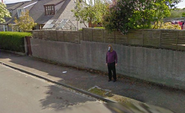 4. Hästmannen. Han blev en internetsensation efter att Google Street View fångat en bild av honom på Aberdeen street. Om det var en slump eller planerat är fortfarande oklart. 4. Hästmannen. Han blev en internetsensation efter att Google Street View fångat en bild av honom på Aberdeen street. Om det var en slump eller planerat är fortfarande oklart.