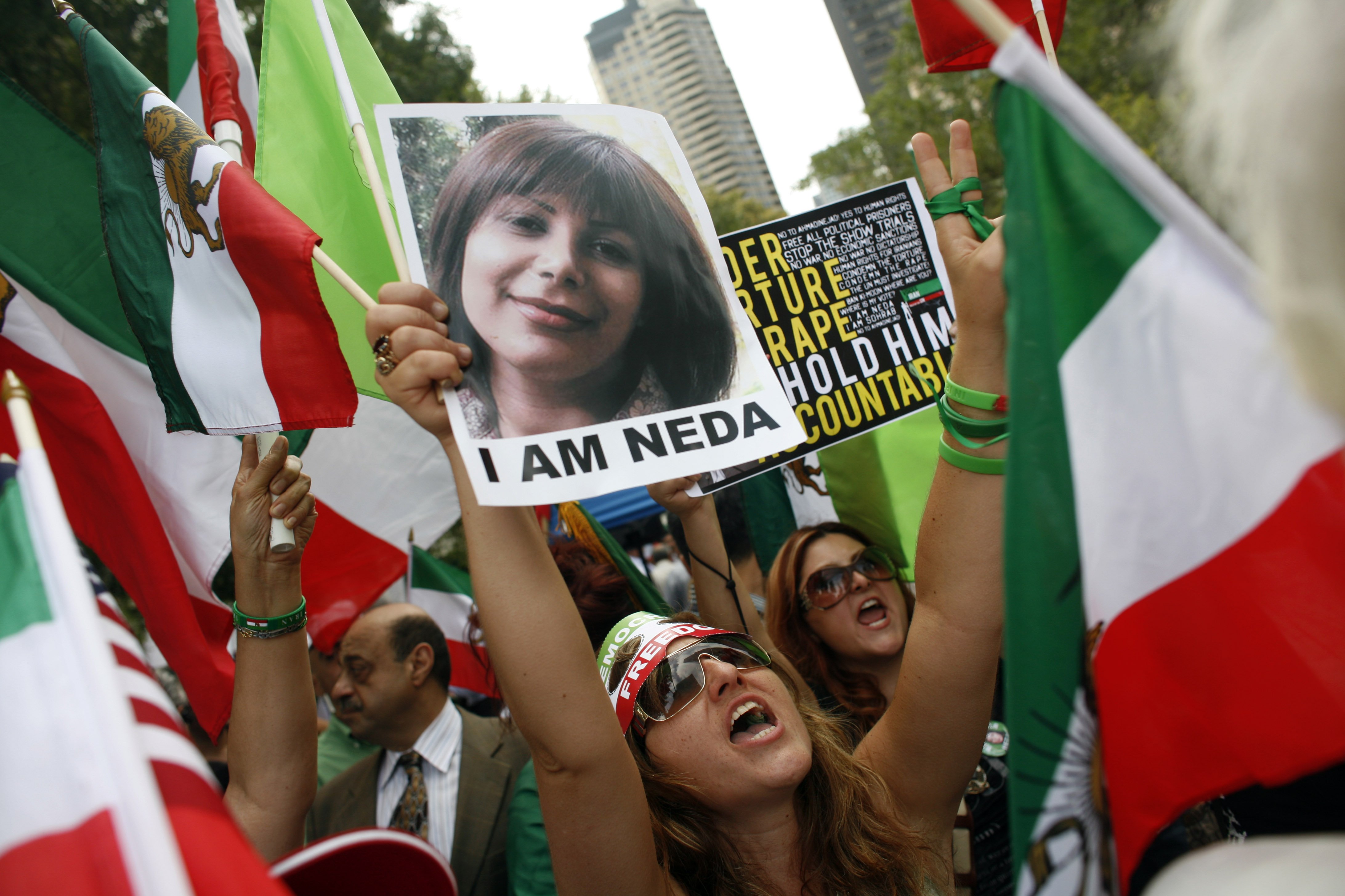 Protester utanför FN:s högkvarter i New York. En kvinna håller upp en bild av Neda Agha-Soltan. Hon blev en symbol för rörelsen sedan hon dödats av milismän och det fångats på film.