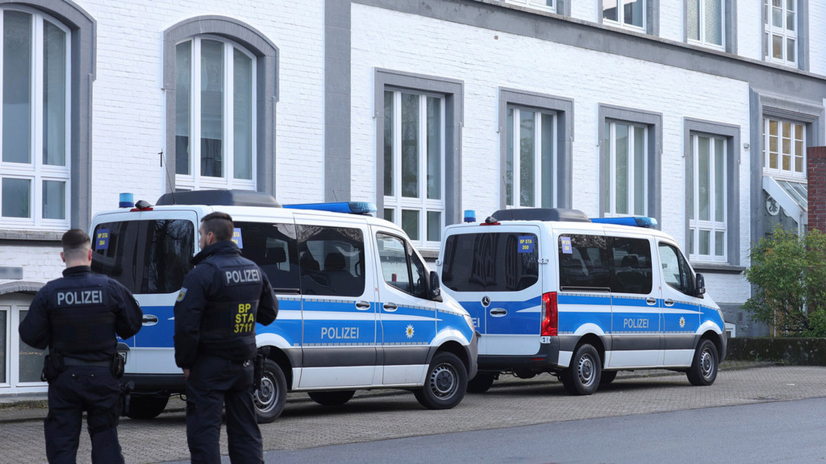 Polis vid onsdagens ingripande mot misstänkta människosmugglare i tyska Solingen.
