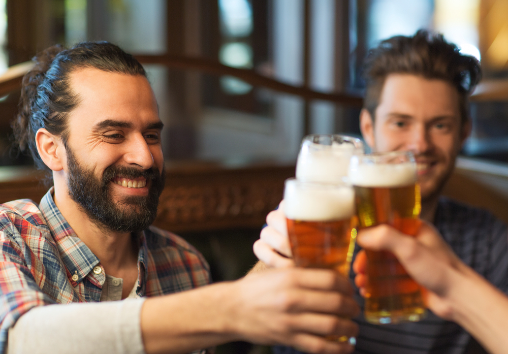 män dricker öl och skålar män dricker öl och skålar