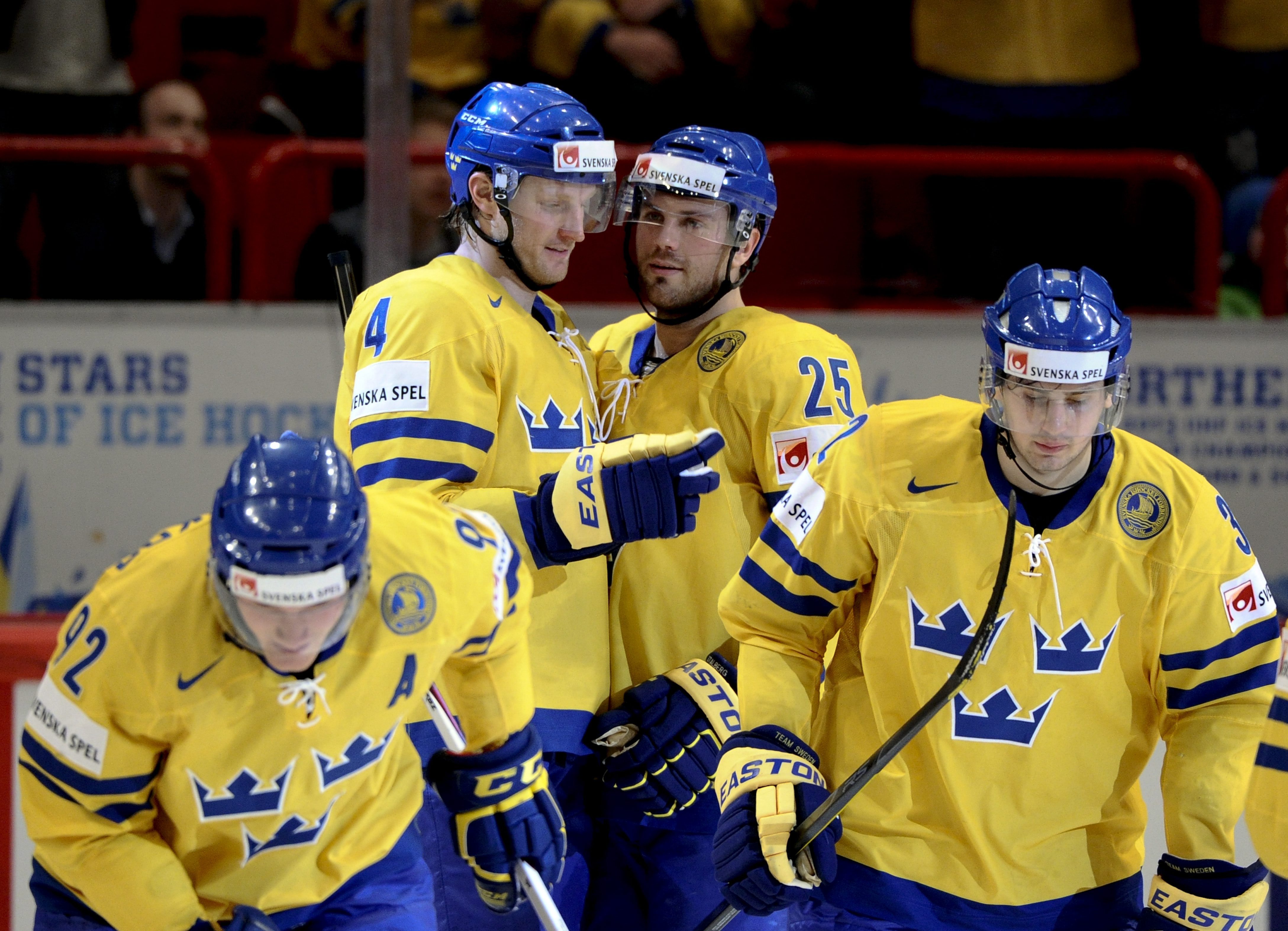 Kronwall den yngre gjorde det han skulle defensivt och fick kröna insatsen offensivt med ett läckert styrningsmål. Kronwall den yngre gjorde det han skulle defensivt och fick kröna insatsen offensivt med ett läckert styrningsmål.