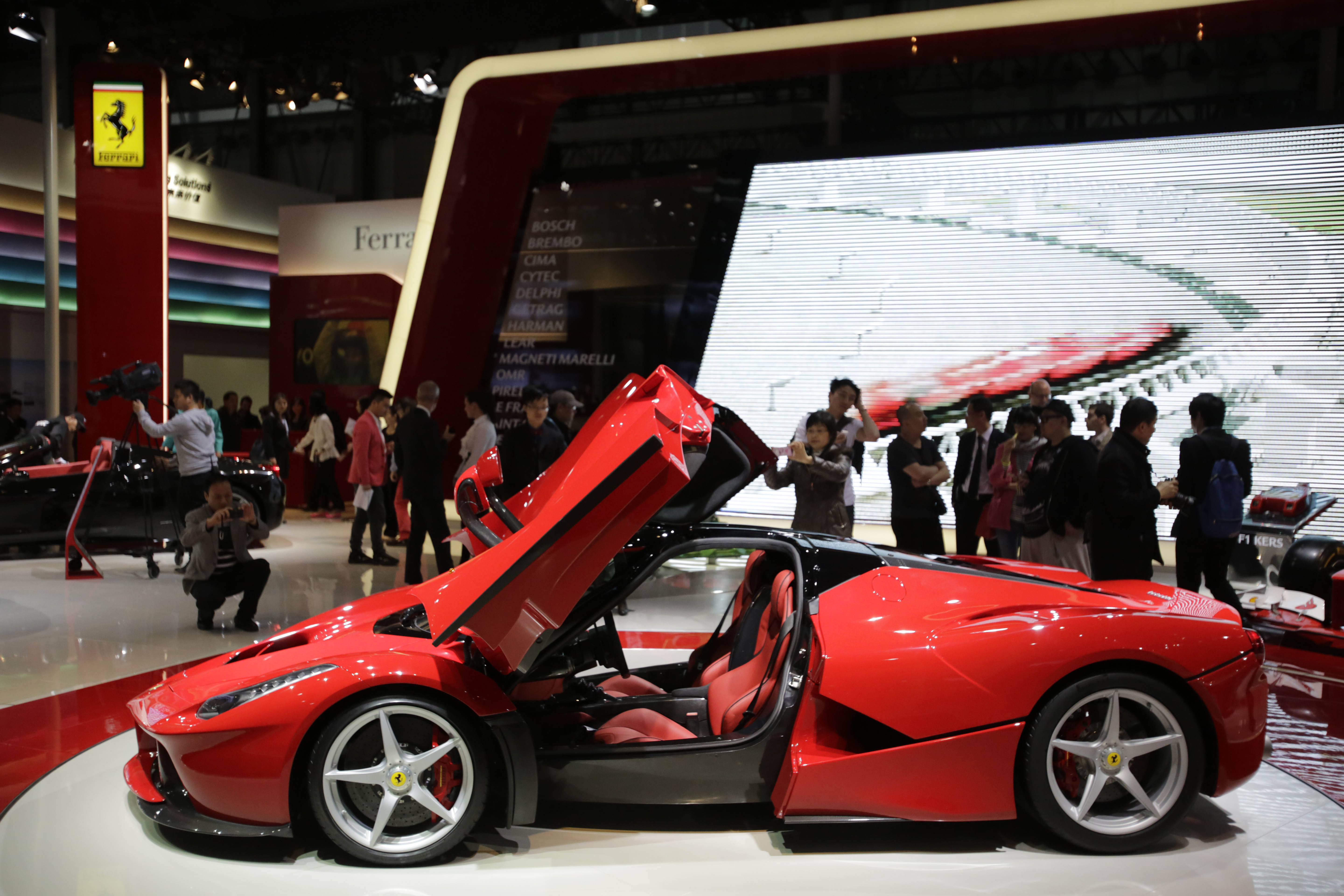 13. Ferrari LaFerrari. Topphastighet: 350 km/h+, 0-100 på mindre än 3,0 sekunder. 13. Ferrari LaFerrari. Topphastighet: 350 km/h+, 0-100 på mindre än 3,0 sekunder.