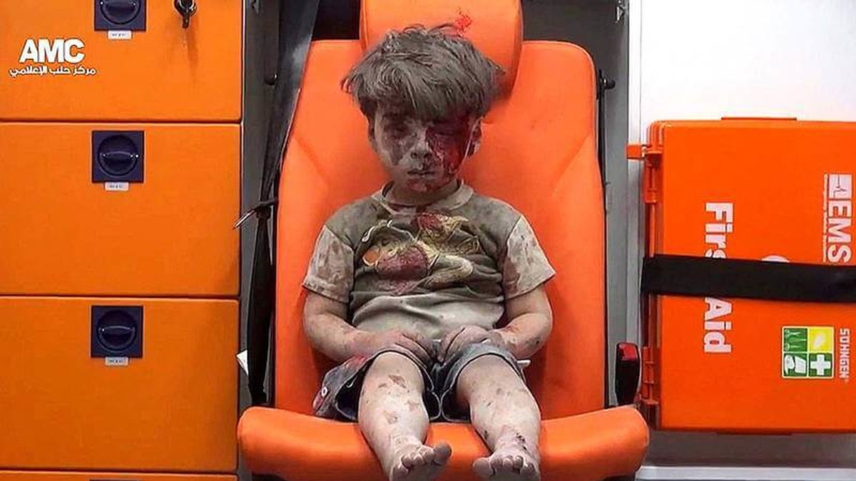 Omran Daqneesh och fem andra barn skadades i samband med ett flyganfall i Aleppo i Syrien i onsdags kväll.