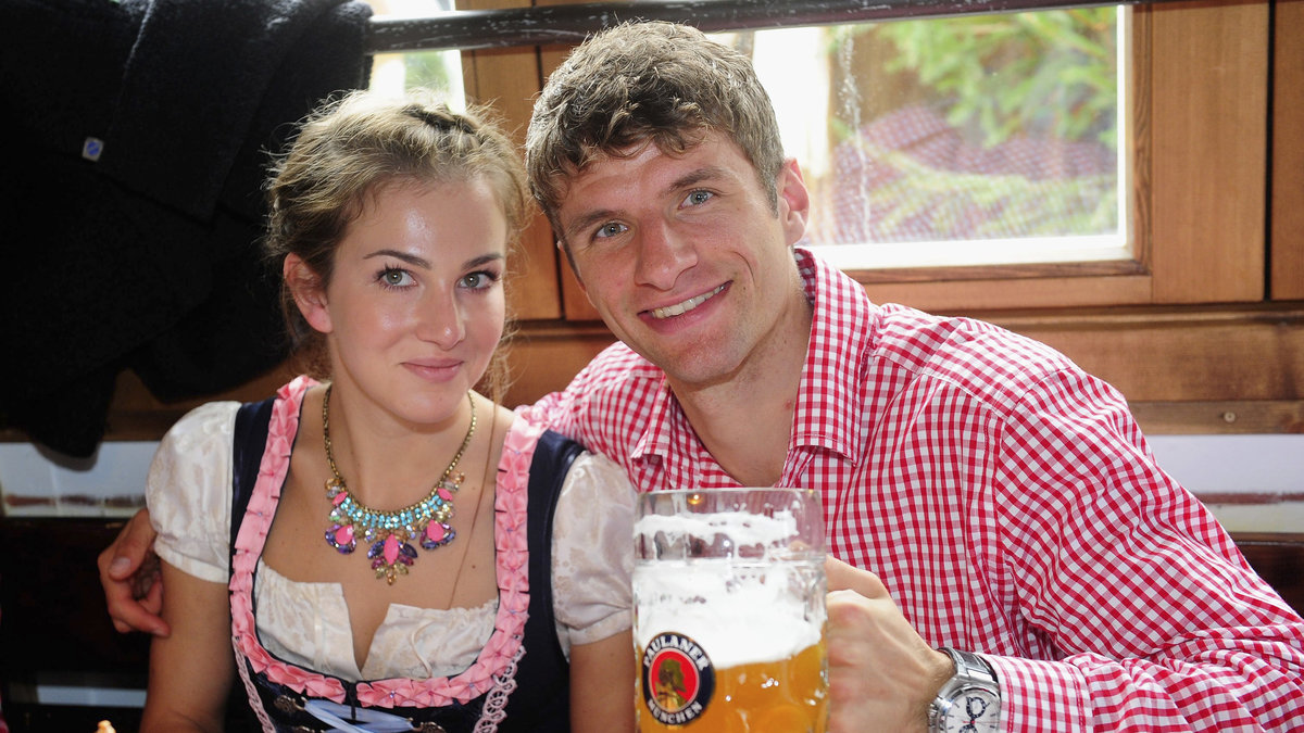 Anfallaren Thomas Mueller var glad där han satt med ens tor öl och med hustrun Lisa Mueller.