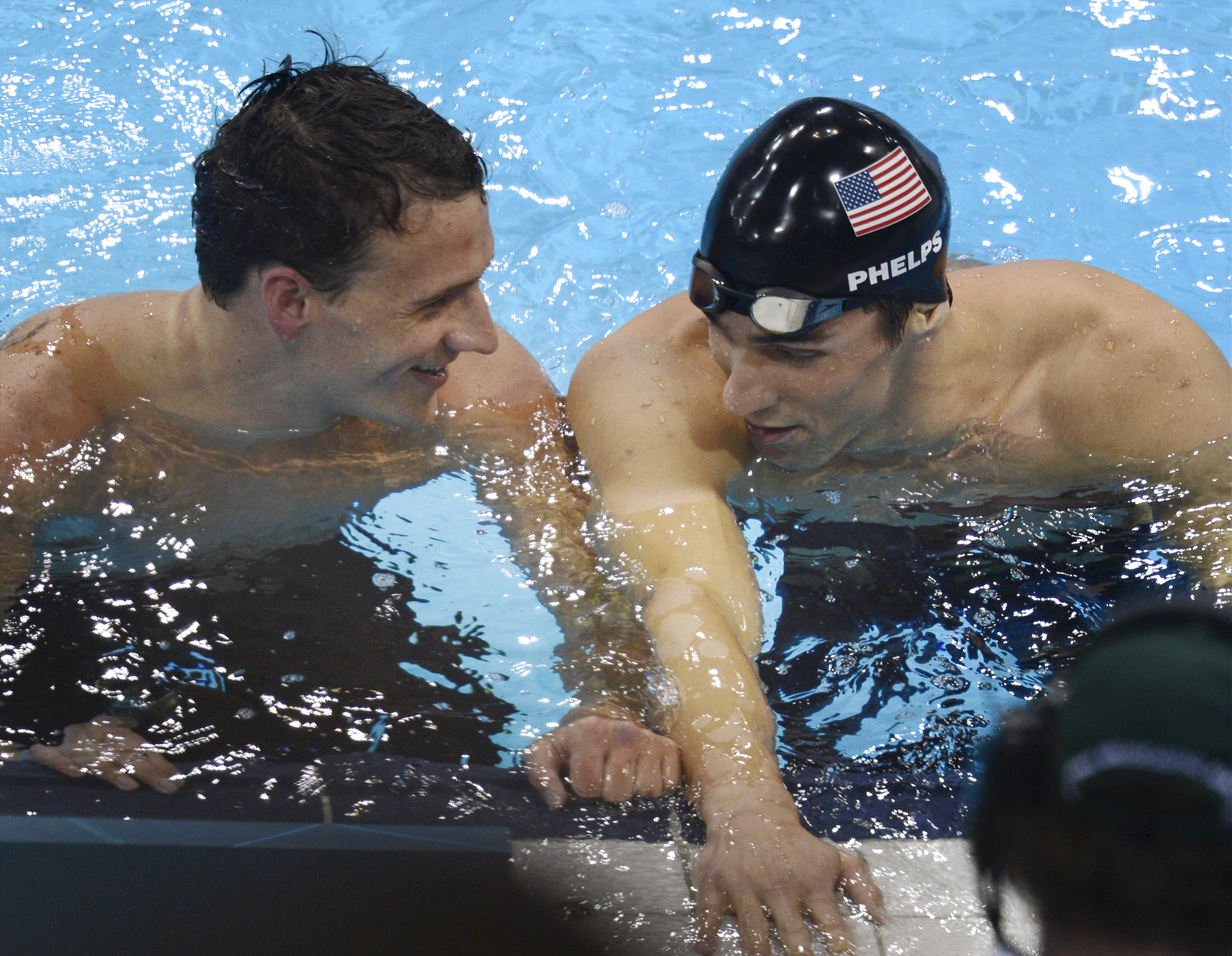 Michael Phelps och Ryan Lochte kissar i den olympiska poolen.