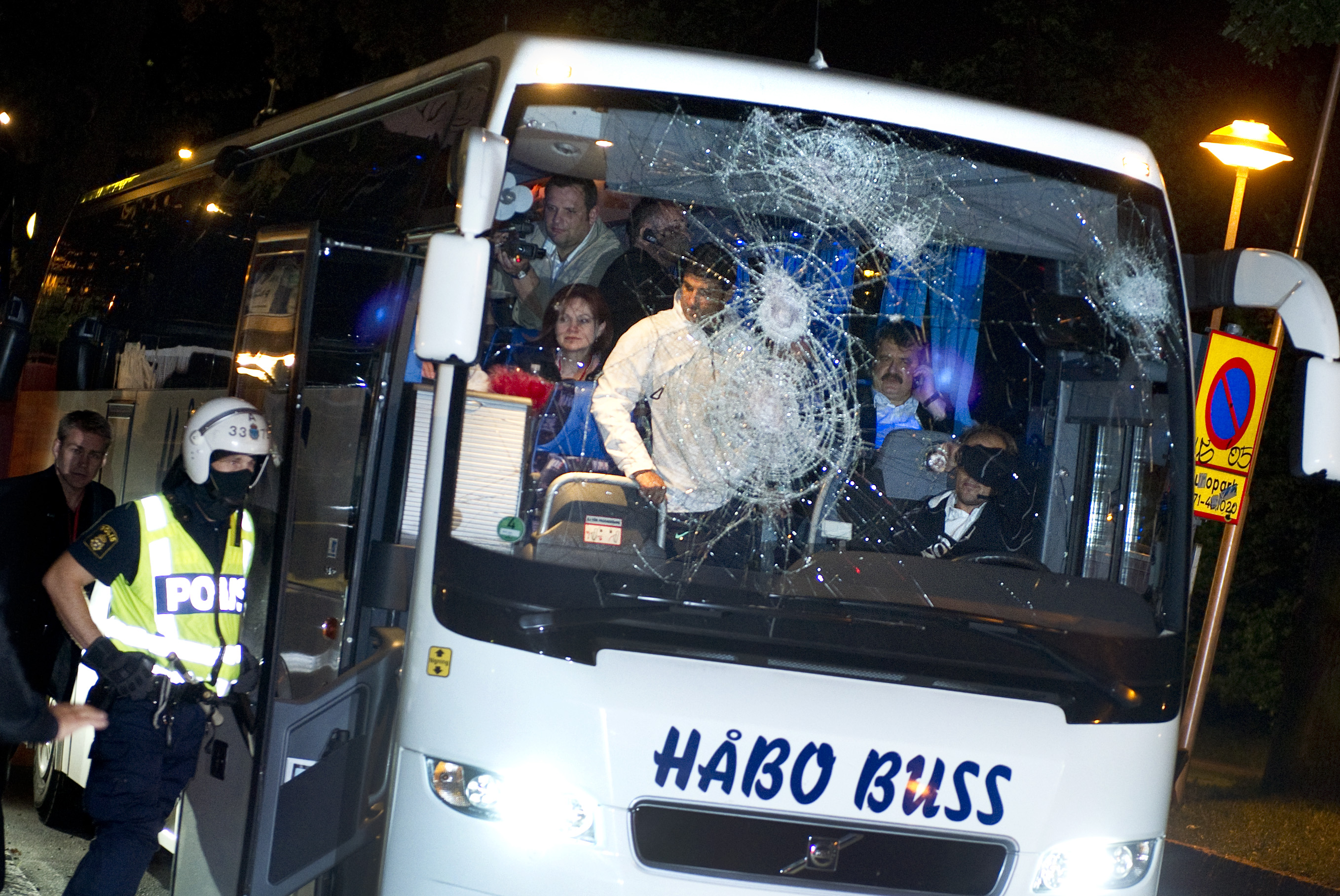 Supportrarna attackerade spelarbussarna.