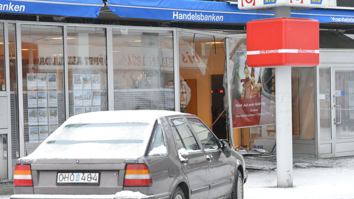 Vid 8.50-tiden slog minst två rånare till mot Handelsbanken i Täby.