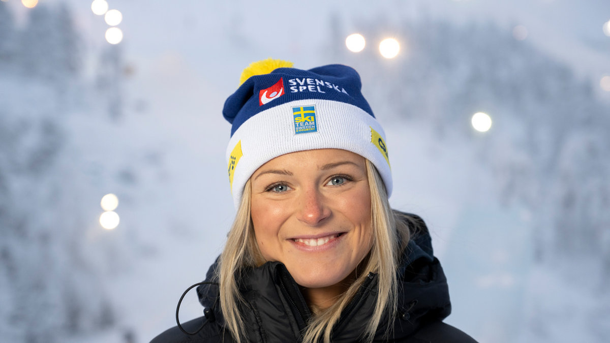 Frida Karlsson på en pressträff inför världscuppremiären i Ruka.