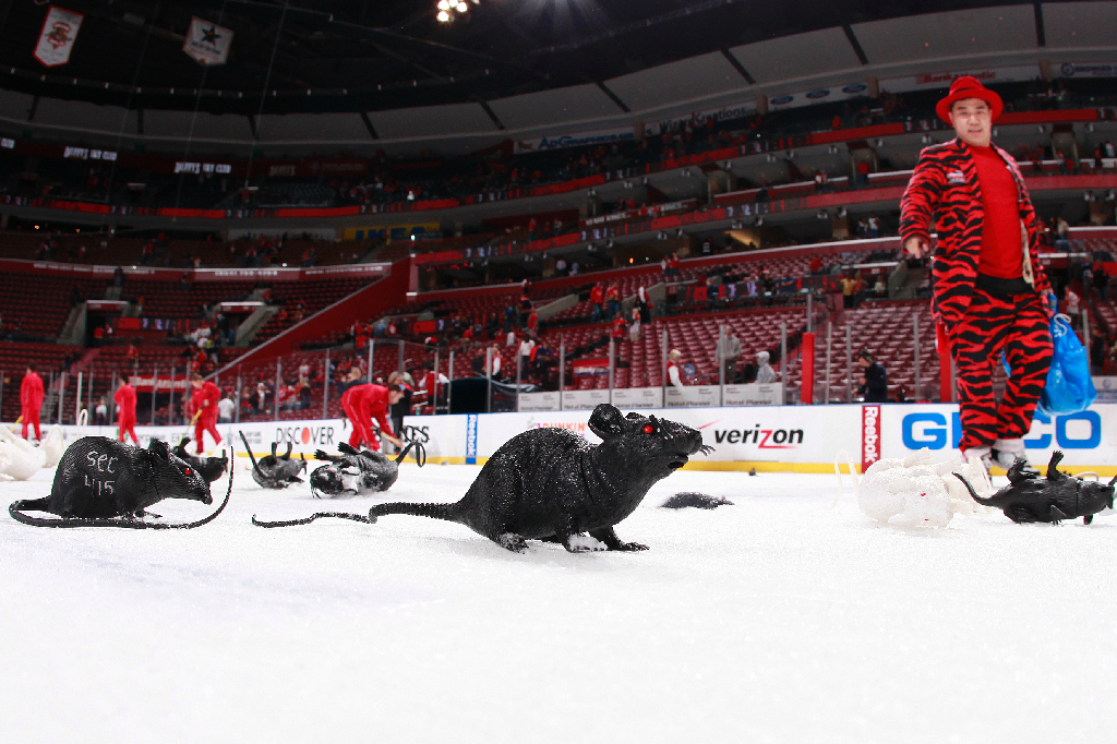 Florida Panthers mötte New Jersey Devils och vann sin första slutspelsmatch sen 1997. Något fansen firade genom att göra en "Rat-attack". Florida Panthers mötte New Jersey Devils och vann sin första slutspelsmatch sen 1997. Något fansen firade genom att göra en "Rat-attack".