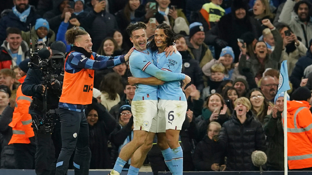 Manchester City Nathan Aké, till höger, firar sitt 1–0-mål tillsammans med Jack Grealish.