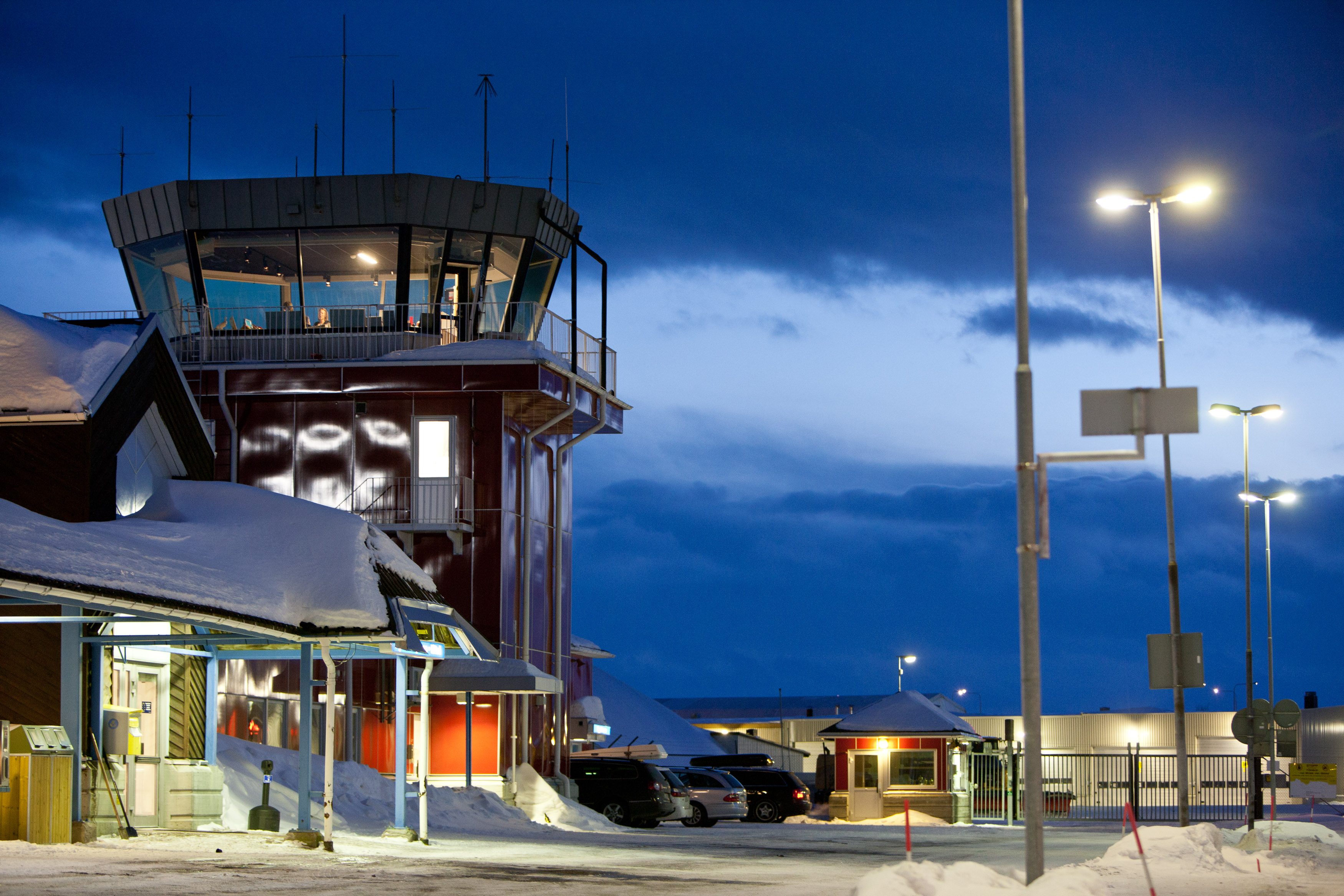 Ljuset tänt i flygledartornet på flygplatsen i Kiruna på torsdagskvällen under sökinsatsen efter ett norskt Herculesplan.
