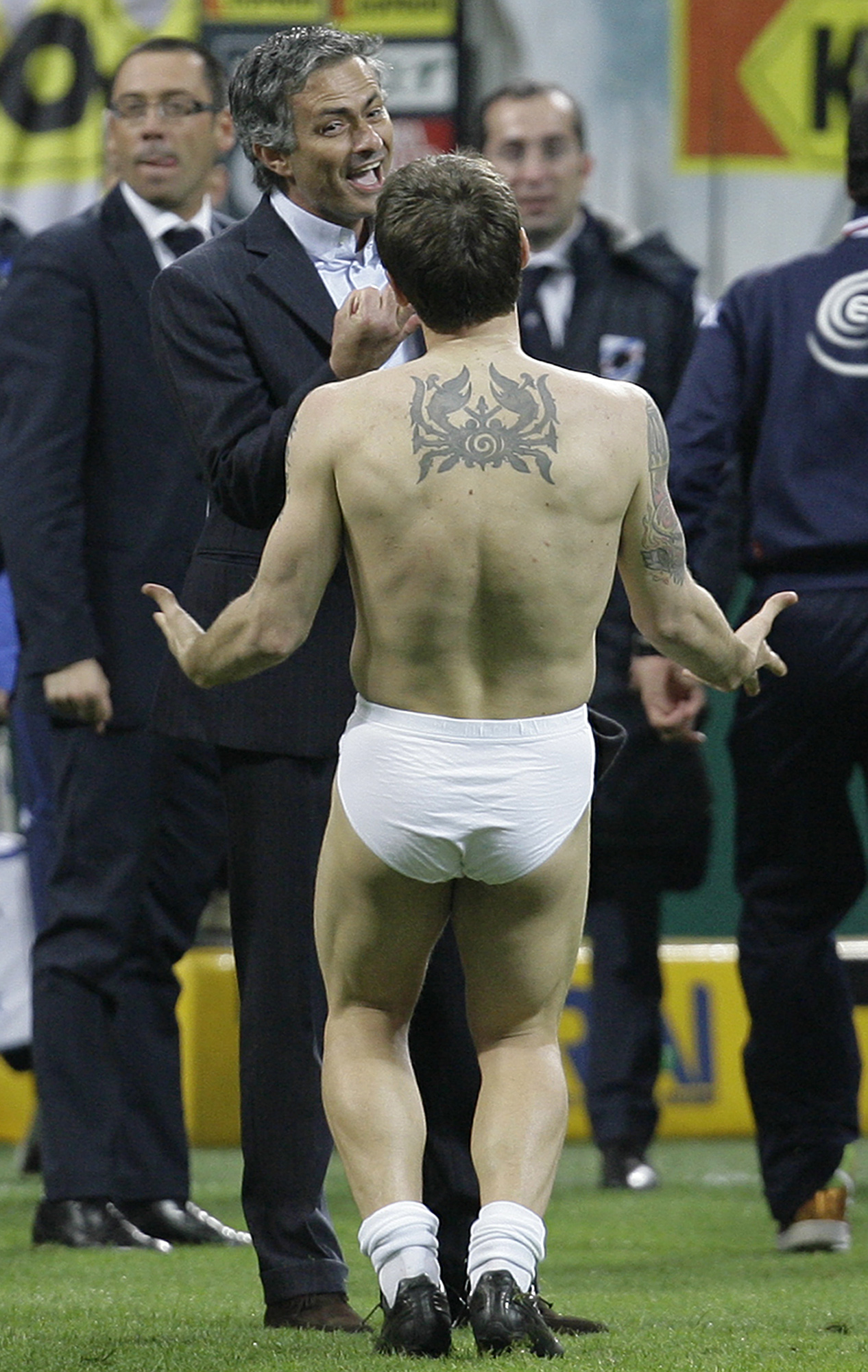 6. Antonio Cassano har en jättekrabba, eller nåt, mellan skuldrorna. Extra plus för de snygga kallingarna. 6. Antonio Cassano har en jättekrabba, eller nåt, mellan skuldrorna. Extra plus för de snygga kallingarna.