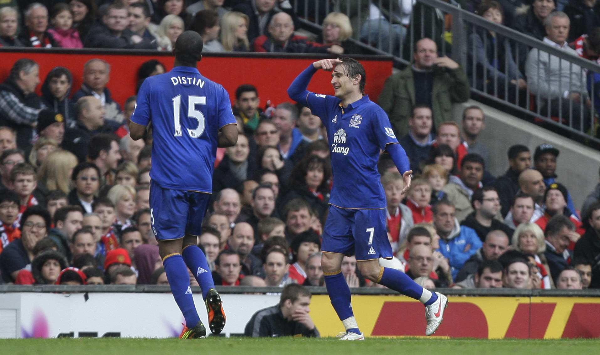 Nikica Jelavic (t.h.) satte två mål när Everton kryssade mot United.