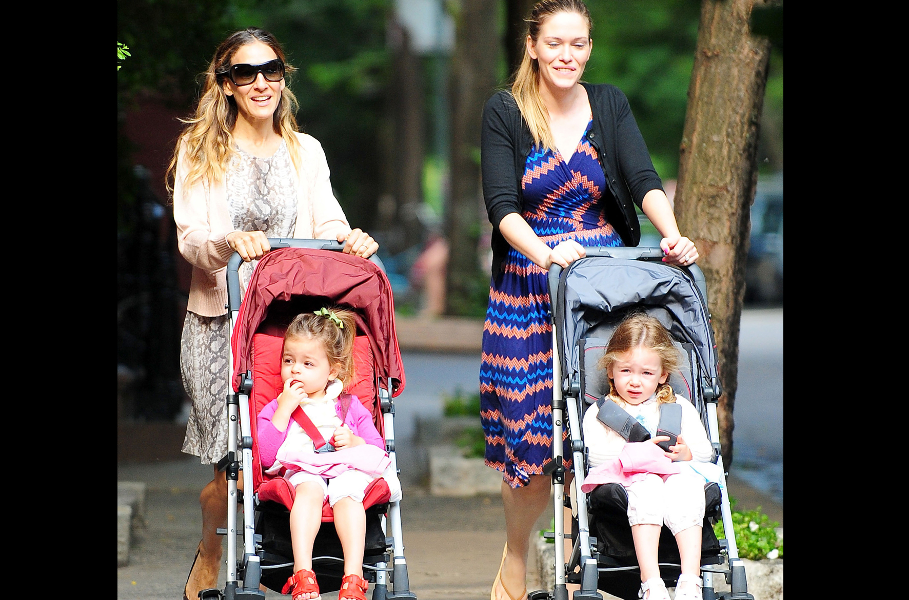 Sarah Jessica Parker skjutsar sina tvillingdöttrar Tabitha och Marion till skolan tillsammans med barnvakten. Det är gött att vara barn. Sarah Jessica Parker skjutsar sina tvillingdöttrar Tabitha och Marion till skolan tillsammans med barnvakten. Det är gött att vara barn.