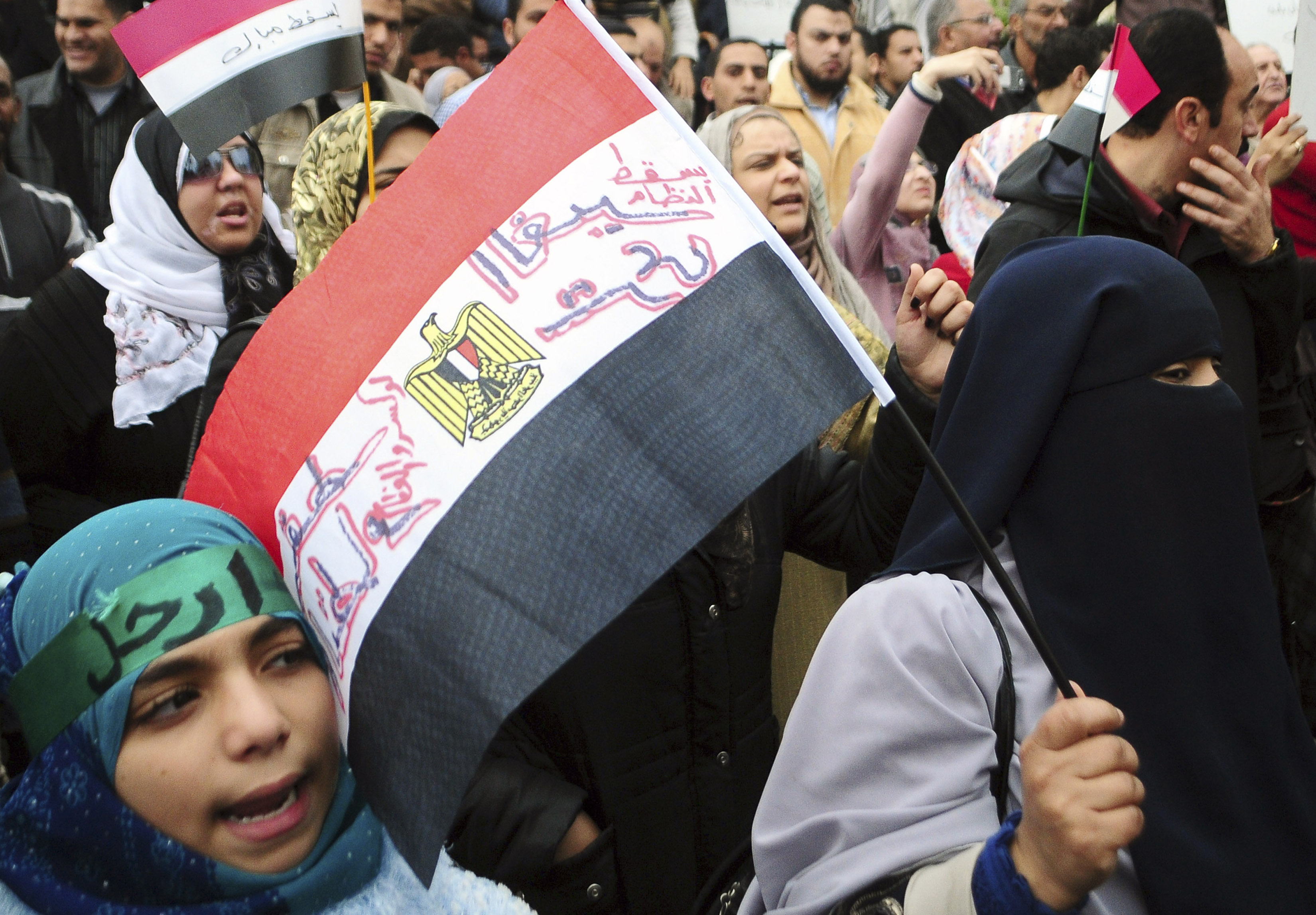 Aktivister från Muslimska brödraskapet håller upp flaggor med budskapet: "Ut härifrån" - med adress Hosni Mubarak.