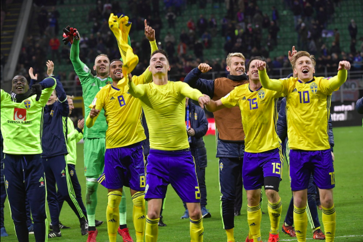 Sverige firar med fansen. Sverige firar med fansen.