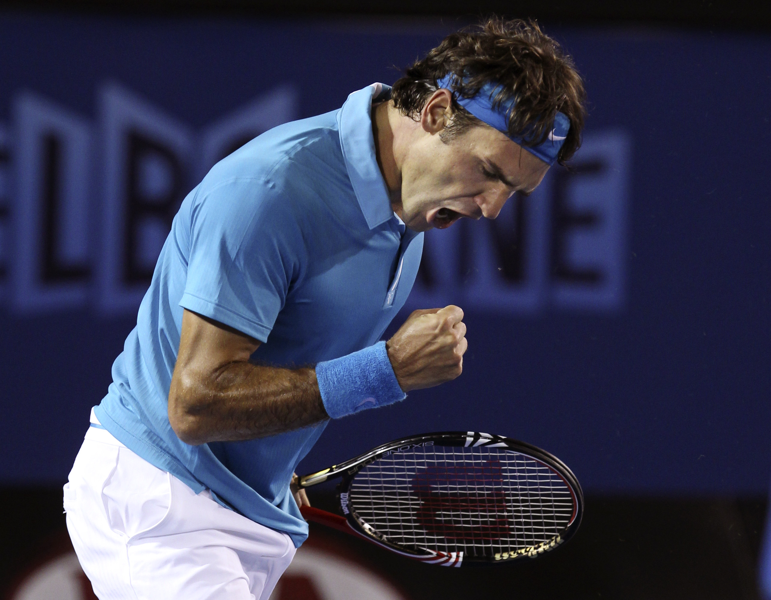 Den 28-årige världsettan Roger Federer fortsätter att ånga på.