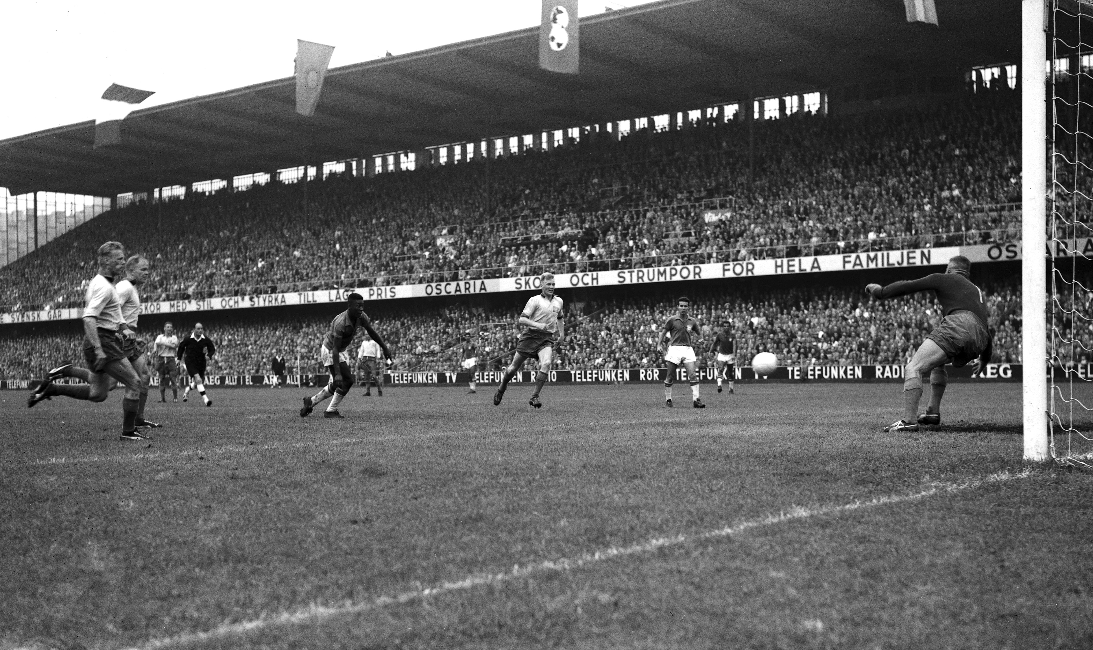 1958: Pelé slår till under VM-finalen. 1958: Pelé slår till under VM-finalen.