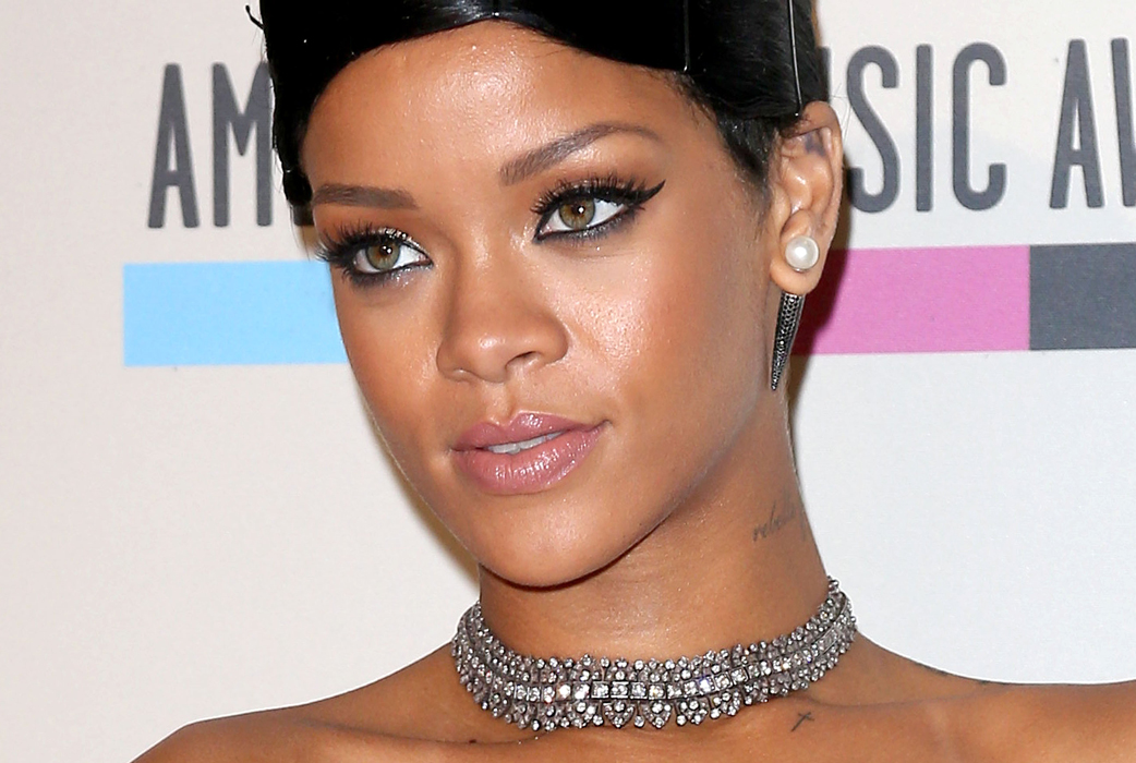För att hålla sin hud smidig och mjuk så använder Rihanna fuktkrämen La Mer the Moisturizing Gel Cream från Creme De La Mer, skriver Harpers Bazaar. Creme De La Mer kostar cirka 2 000 kronor och säljs bland annat på NK i Stockholm. För att hålla sin hud smidig och mjuk så använder Rihanna fuktkrämen La Mer the Moisturizing Gel Cream från Creme De La Mer, skriver Harpers Bazaar. Creme De La Mer kostar cirka 2 000 kronor och säljs bland annat på NK i Stockholm.