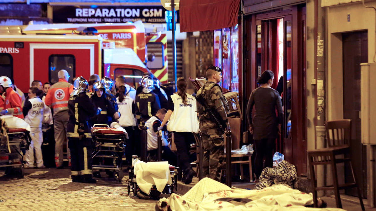 Bild från centrala Paris efter attackerna. 
