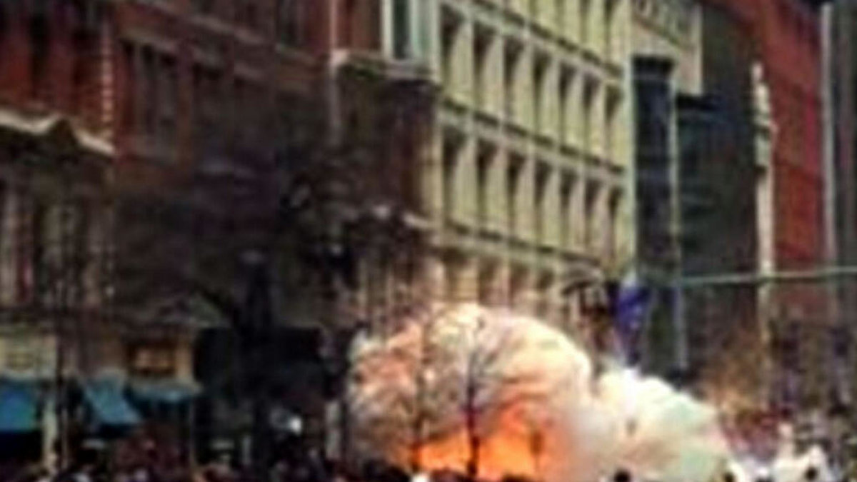 Bild på den andra explosionen nära mållinjen.