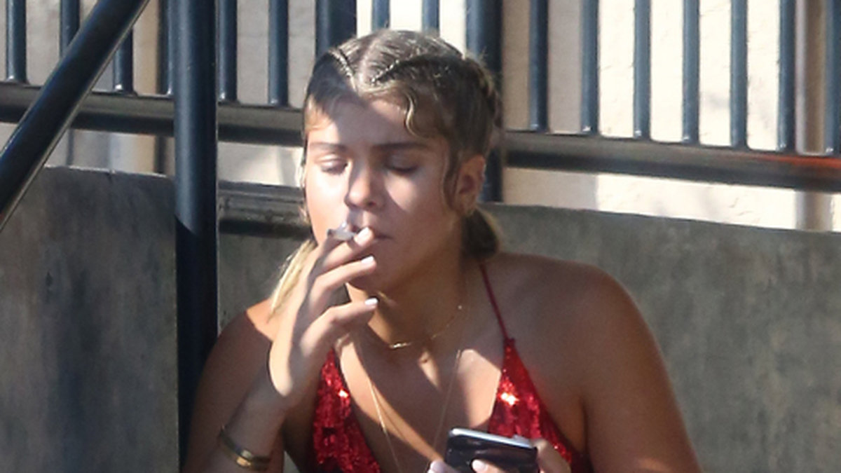 Justin Biebers 18-åriga flickvän Sofia Richie röker en cigg i pausen från en plåtning i Los Angeles...