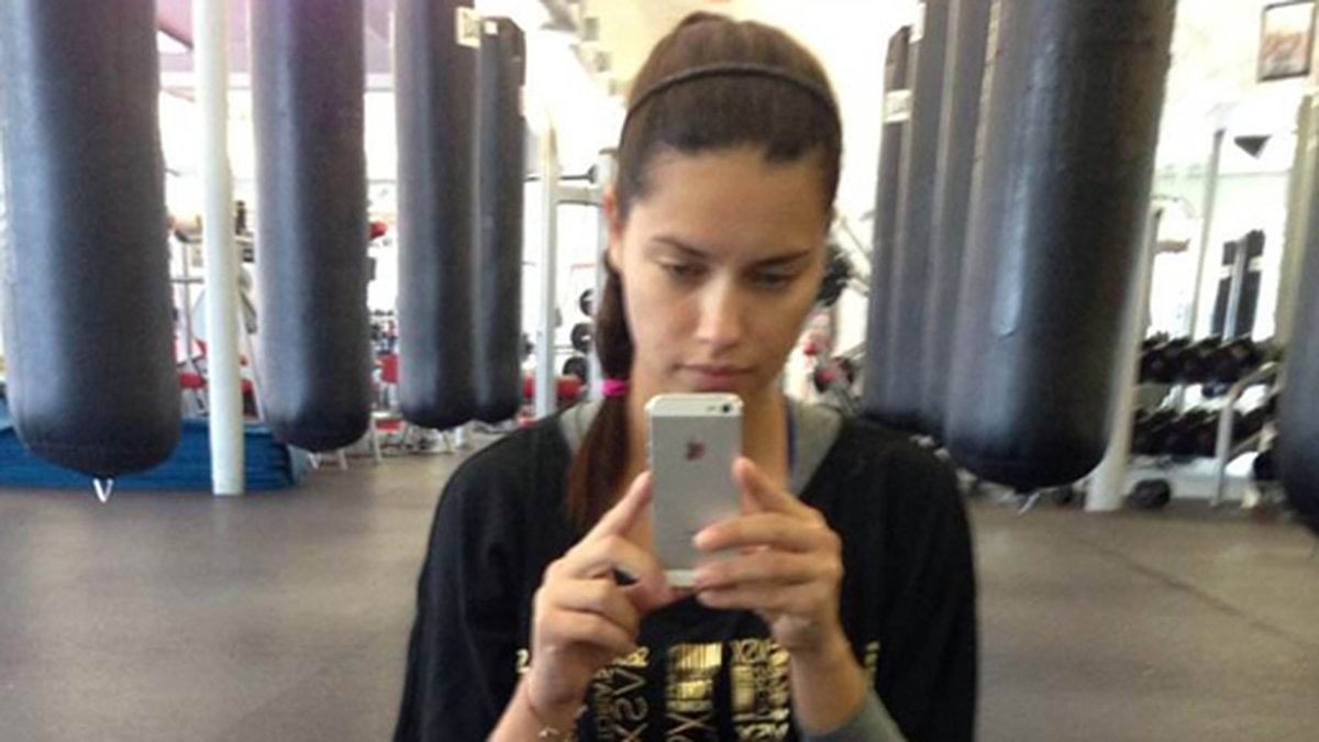 Supermodellen Adriana Lima är redo på gymmet. 