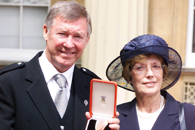 Sir Alex Ferguson tillsammans med frugan efter att han blivit adlad till följd av den legendariska trippeln.