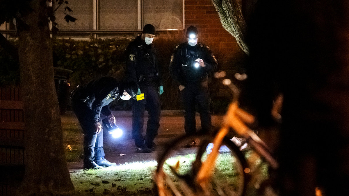 Polisens kriminaltekniker arbetade tidigt på fredagsmorgonen efter att en person skjutits ihjäl på Göingegatan på Gamlegården i Kristianstad. Arkivbild.