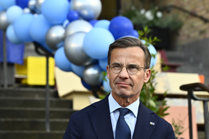 Statsminister Ulf Kristersson (M) anländer till Moderaternas valvaka.