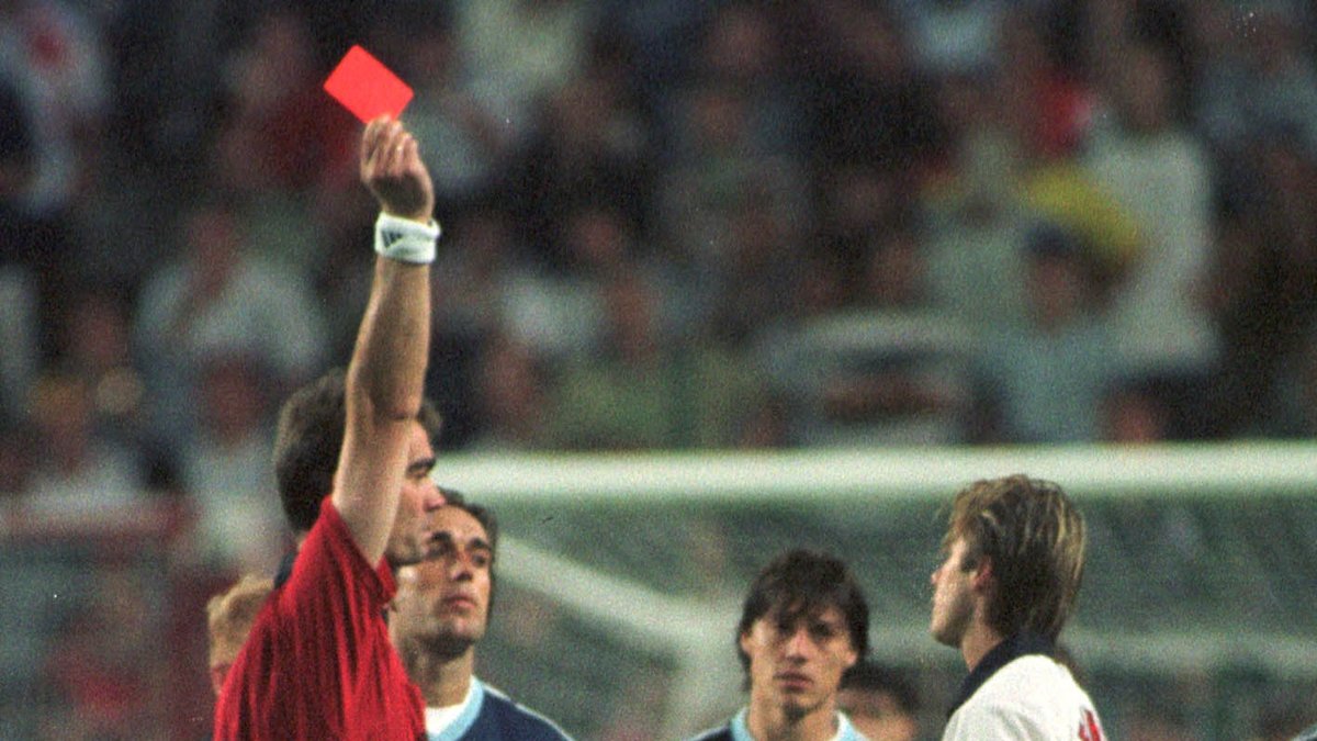 Det berömda röda kortet mot Argentina i VM-kvartsfinalen 1998. Ett rött kort som gjorde honom hatad i England i några år. 