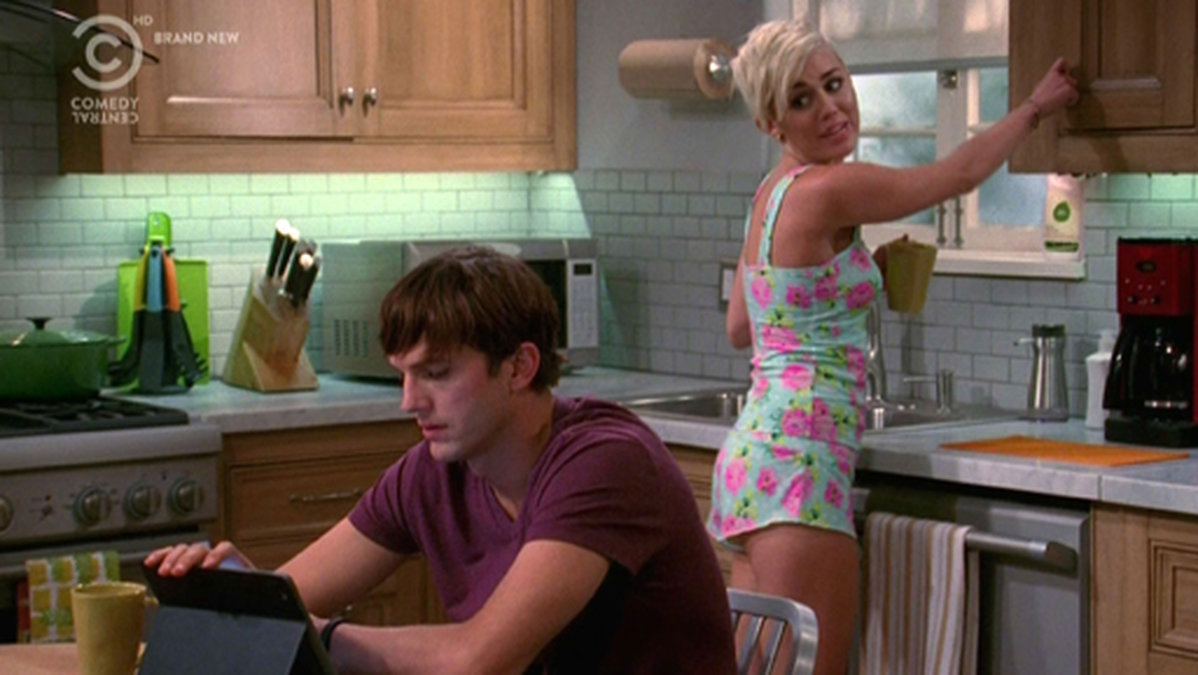 Ashton Kutcher tog över efter att Charlie Sheen tvingats lämna serien. Här med Miley Cyrus i en nyinspelad scen.