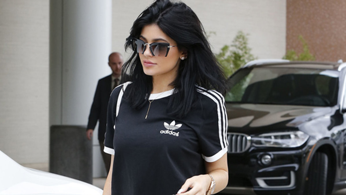 Kylie Jenner shoppar helt klädd i Adidas.