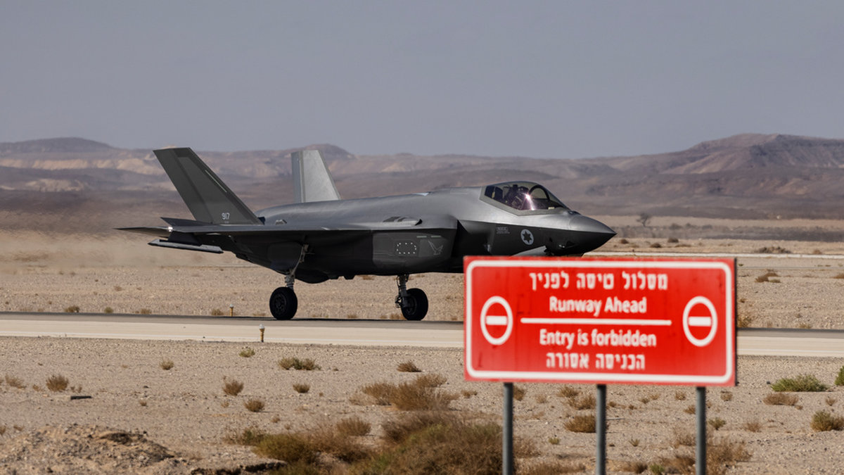 En F-35 landar efter övning nära Eilat i Israel. Det avancerade stridsplanet väntas bli en avgörande pusselbit om Israel anfaller Iran.