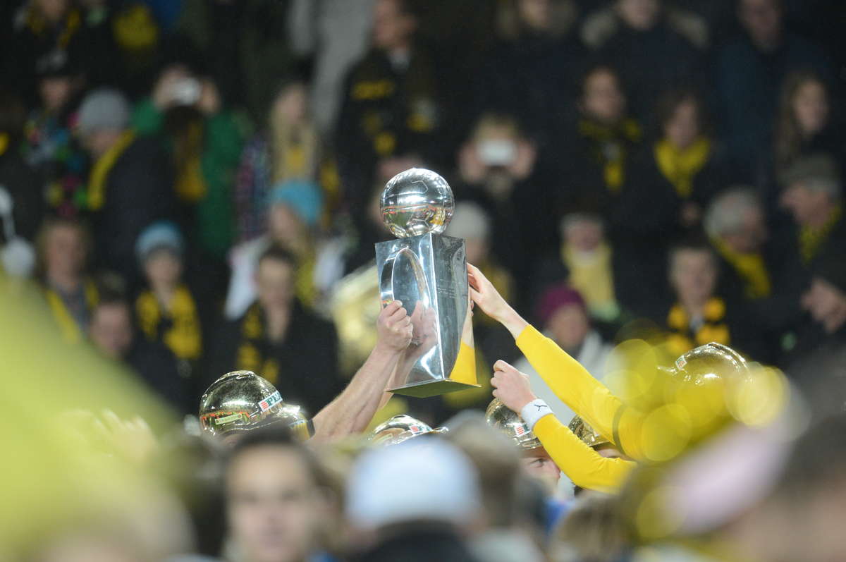Lennart Johanssons-pokal lyfts mot skyarna. Lennart Johanssons-pokal lyfts mot skyarna.