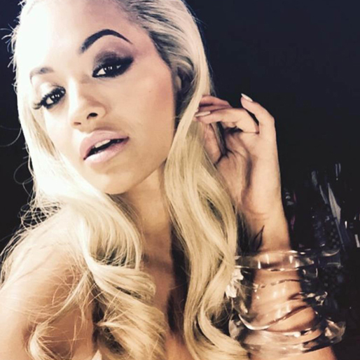 Rita Ora tar en selfie. Rita Ora tar en selfie.