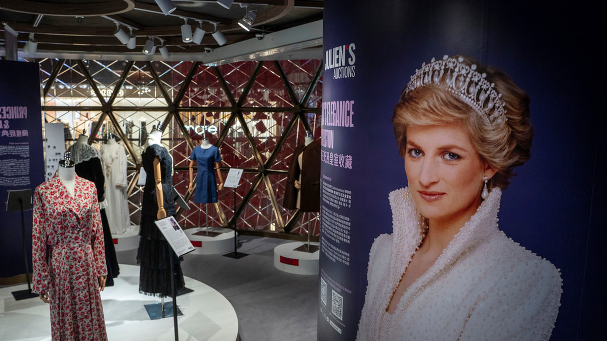Klänningar, skor och hattar som burits av prinsessan Diana visas upp inför auktionen i Hongkong.