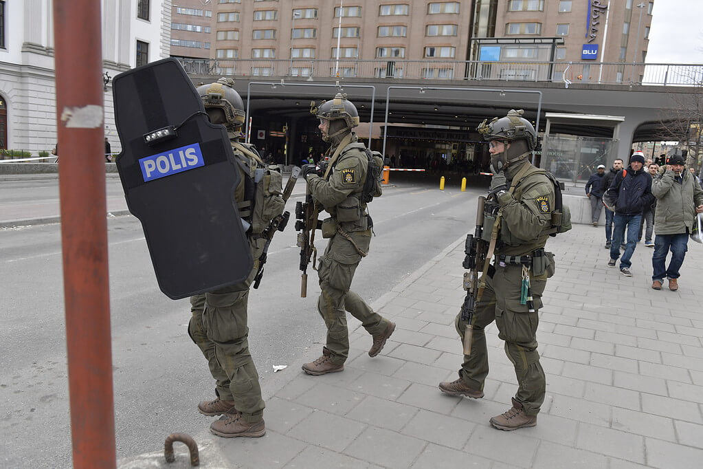 Tungt beväpnade poliser var på plats vid Centralstationen under fredagseftermiddagen. Tungt beväpnade poliser var på plats vid Centralstationen under fredagseftermiddagen.