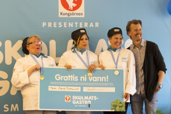 Team Åbys Mumsliga, från vänster: Ingrid Laaksonen, Sabina Tucic, Viorica Iurascu, Paul Svensson. Årets lyckliga vinnare av SkolmatsGastro 2016.