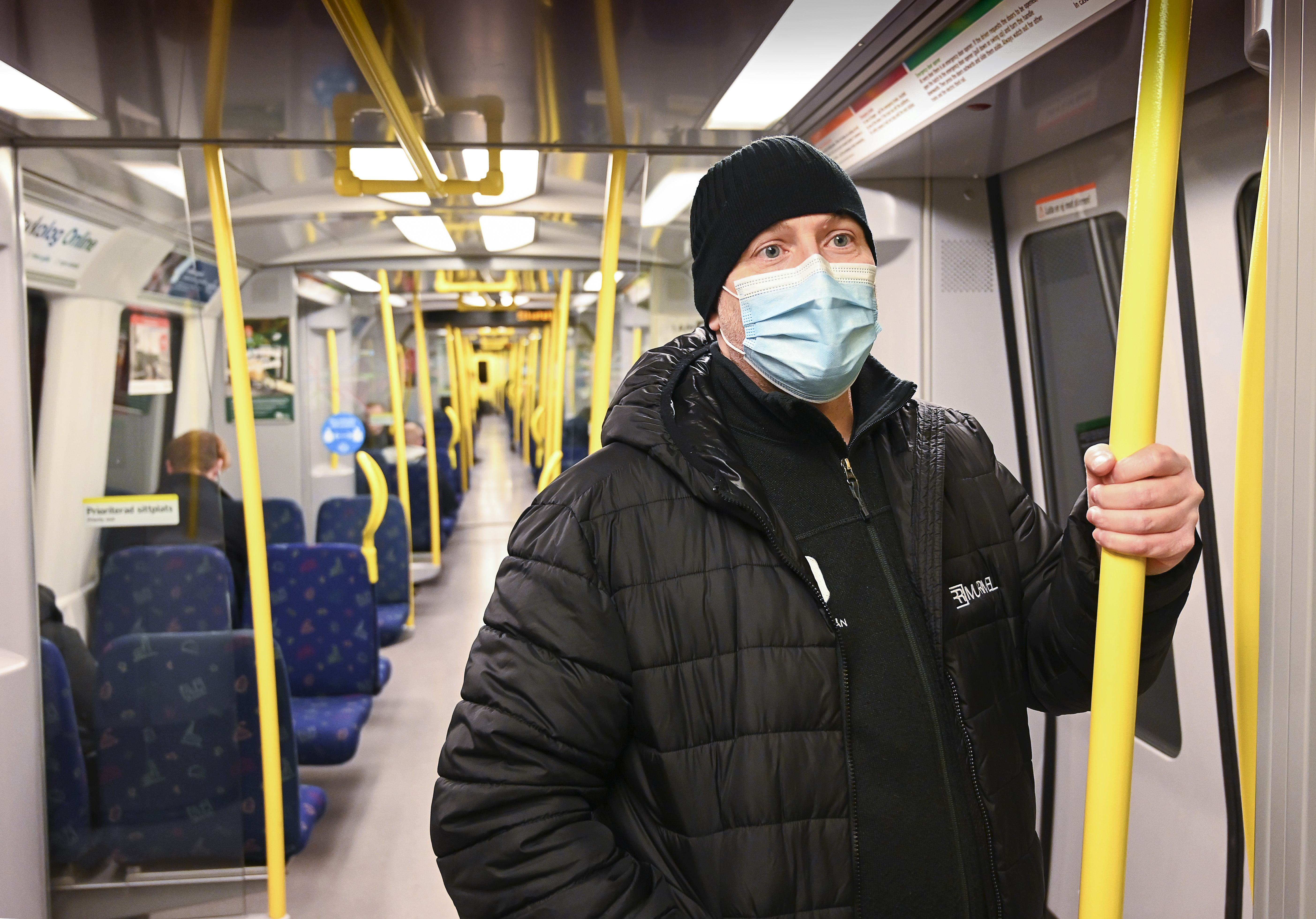 Redan nu bär många munskydd på tunnelbanan. Redan nu bär många munskydd på tunnelbanan.