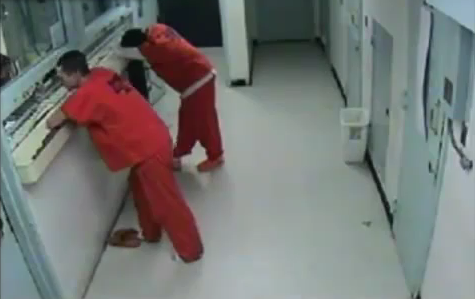 De två fångarna låtsades prata i telefon i 22 minuter innan de attackerade fångväktarna.