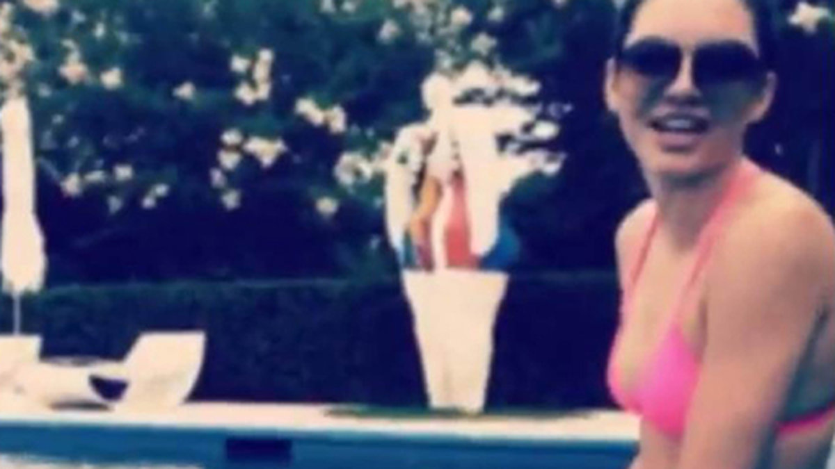 Kendall Jenner vid poolen. 