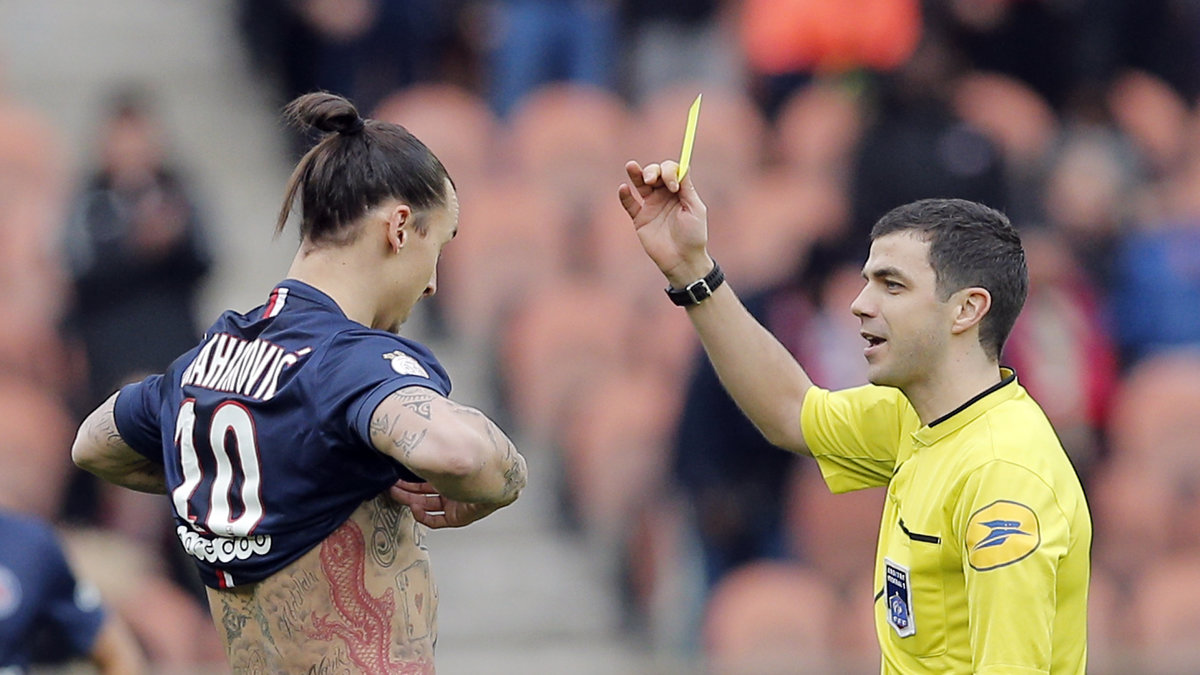 Zlatan fick ett gult kort efter att ha tagit av sig tröjan.