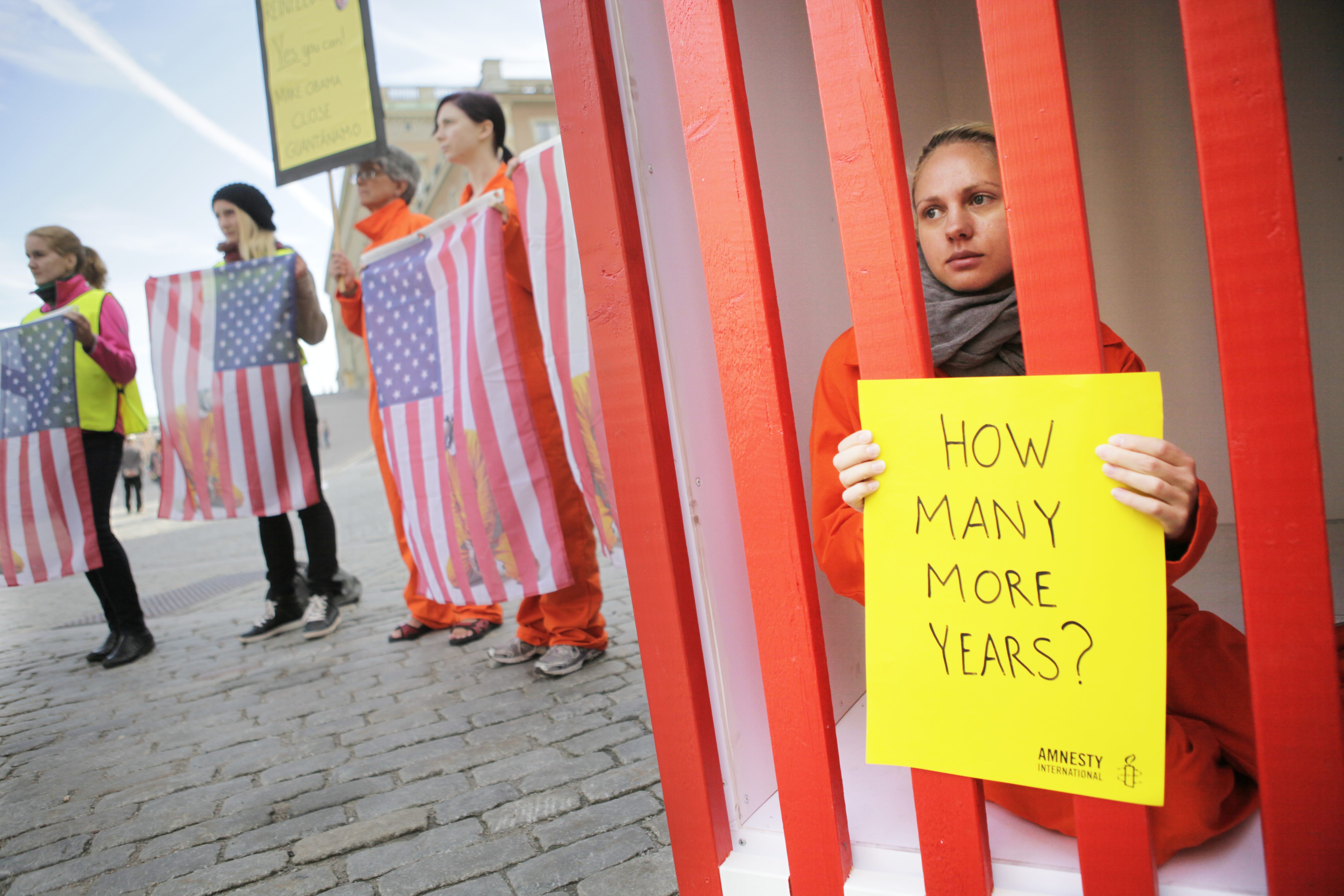 Amnesty international demonstrerar på Mynttorget i Stockholm mot Guantanamo.