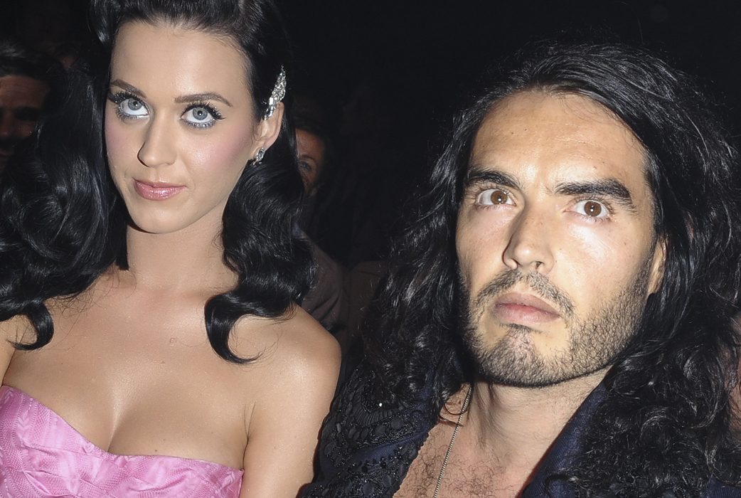 Katy Perry och Russell Brand hann vara gifta i ett år innan de bestämde sig för att gå skilda vägar. Efter uppbrottet jämförde Brand sitt äktenskap med Perry med en risdiet. Efter uppbrottet har Perry gått vidare med bland annat John Mayer, och Brand har setts dejta en blond Playboymodell. Katy Perry och Russell Brand hann vara gifta i ett år innan de bestämde sig för att gå skilda vägar. Efter uppbrottet jämförde Brand sitt äktenskap med Perry med en risdiet. Efter uppbrottet har Perry gått vidare med bland annat John Mayer, och Brand har setts dejta en blond Playboymodell.