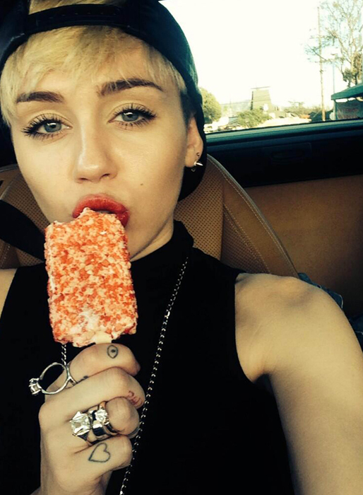 Miley är en fena på att äta glass. Miley är en fena på att äta glass.