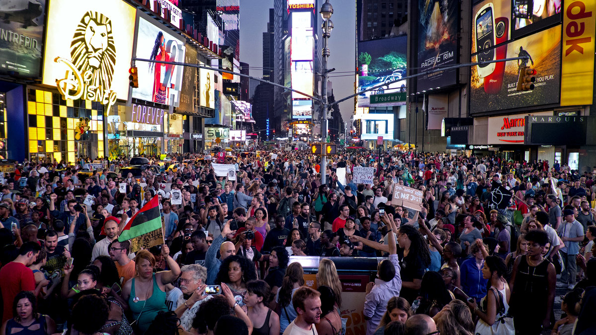 Times Square fylldes av människor som demonstrerade dagen efter domen.