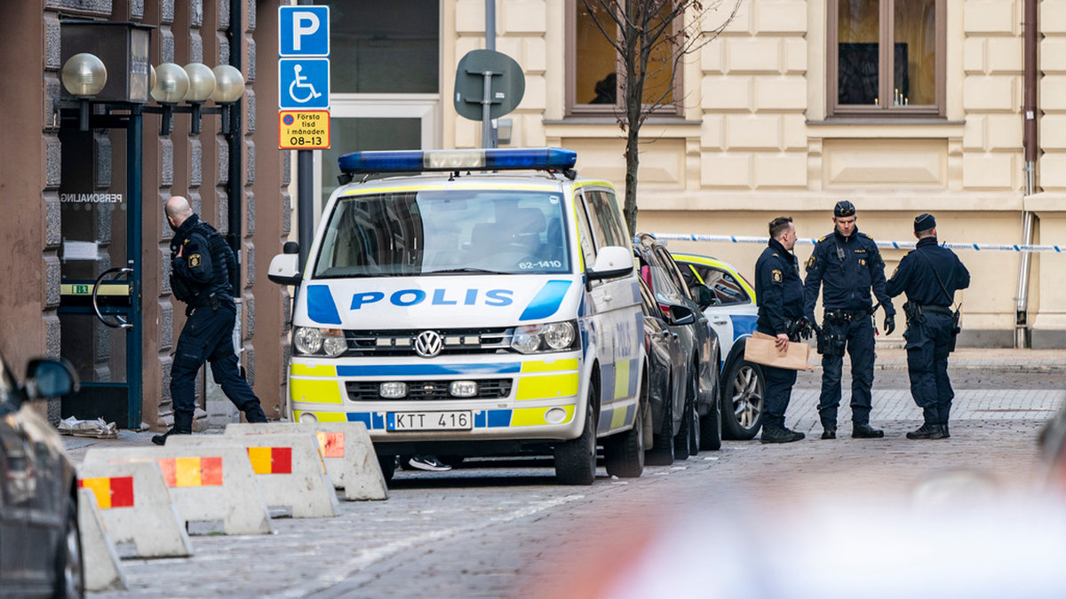 Polisen utanför skolan i Kristianstad.
